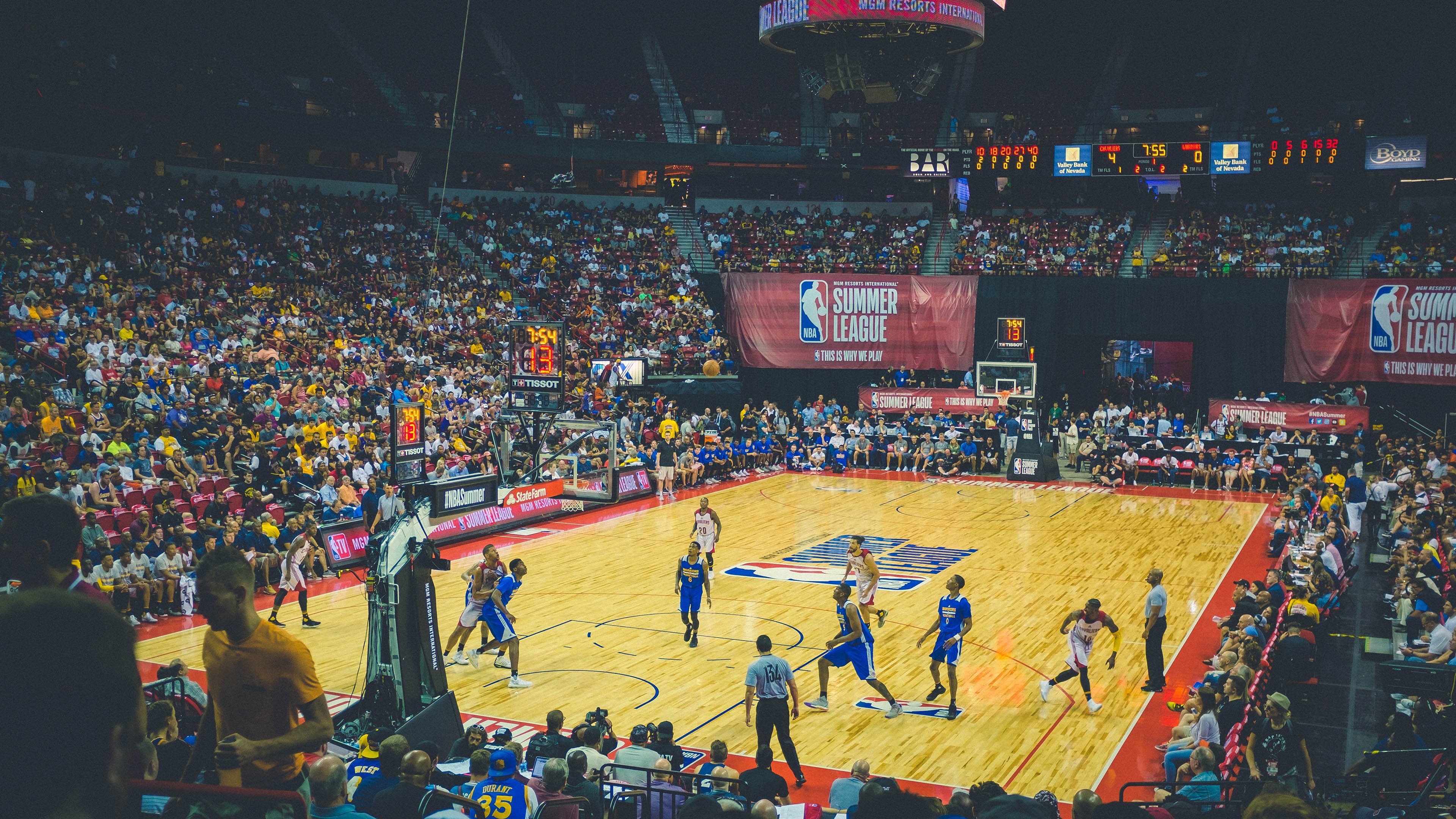 球迷文化塑造赛场灵魂,从助威到公益,看体育迷如何改写赛场规则